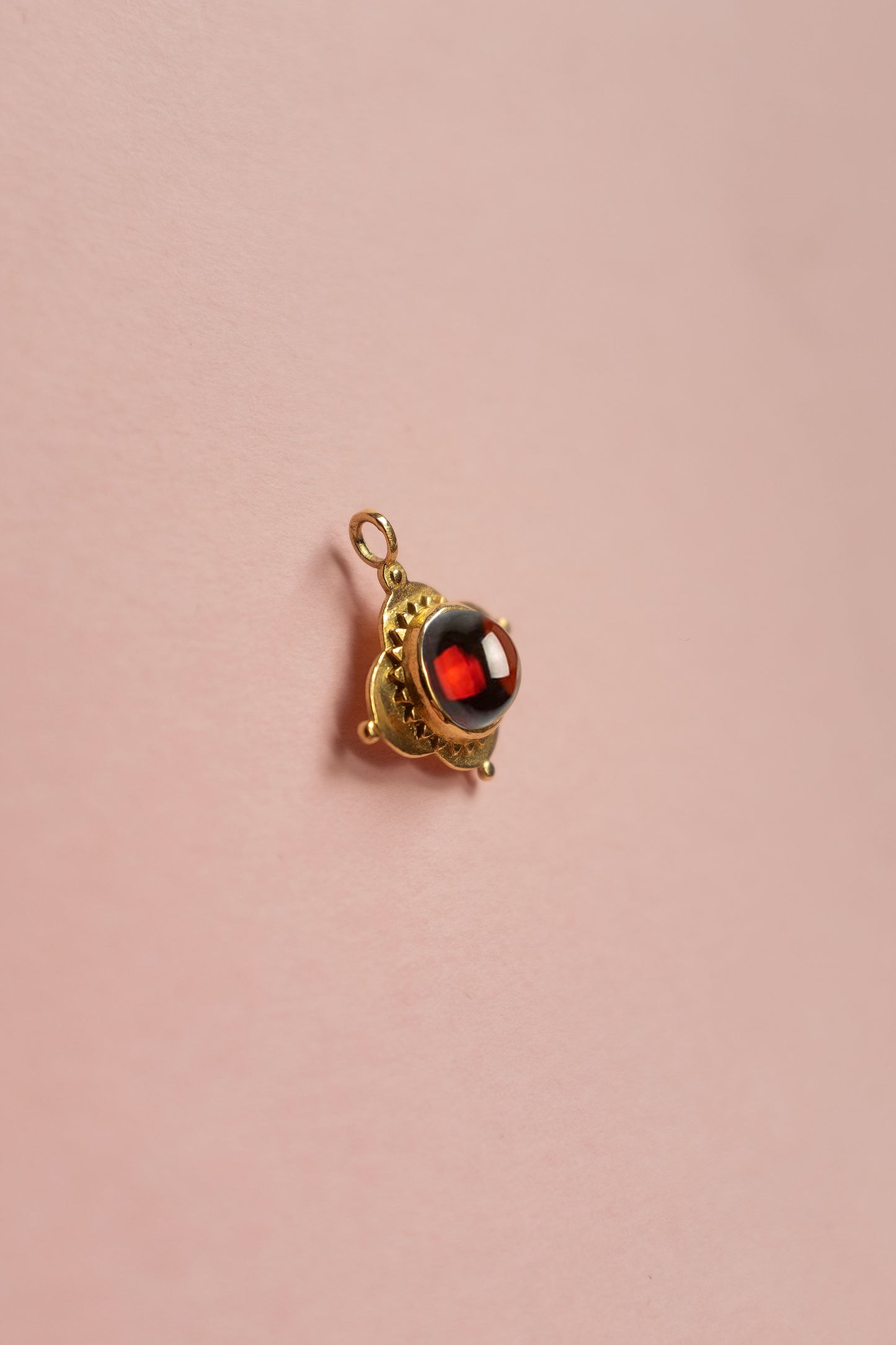Voltige Charm - Red Garnet 18k